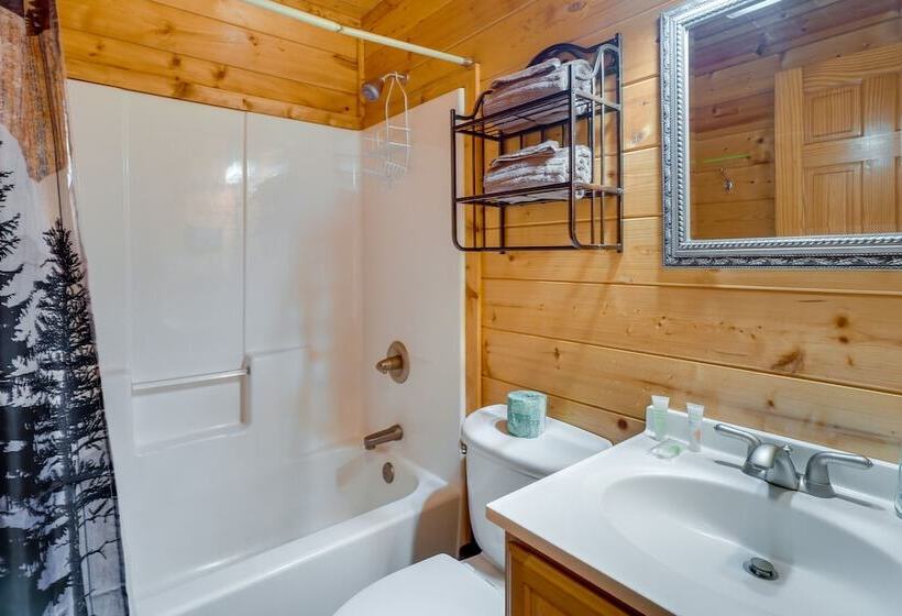 Gatlinburg Getaway: Private Hot Tub & Fireplace!