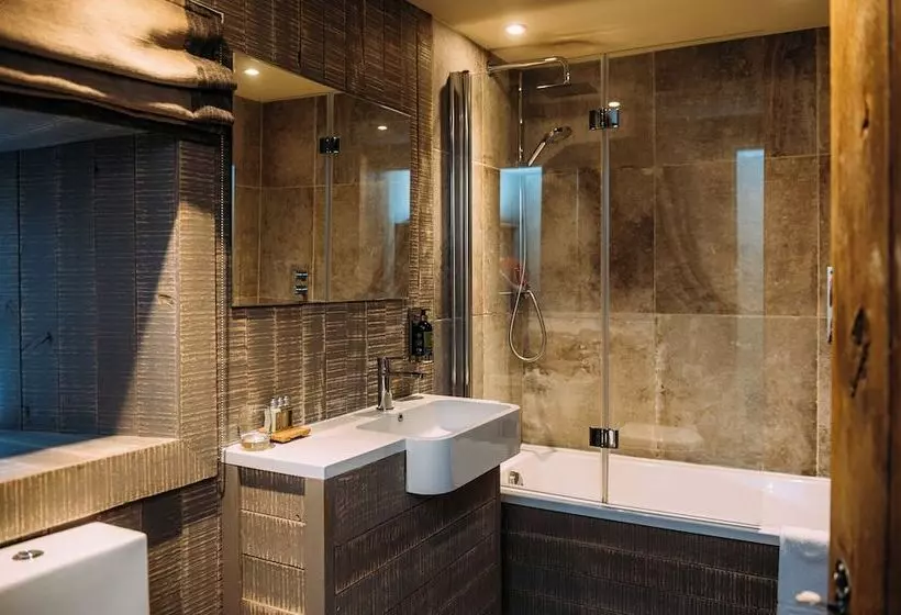 簡易ホテル Assherton Arms