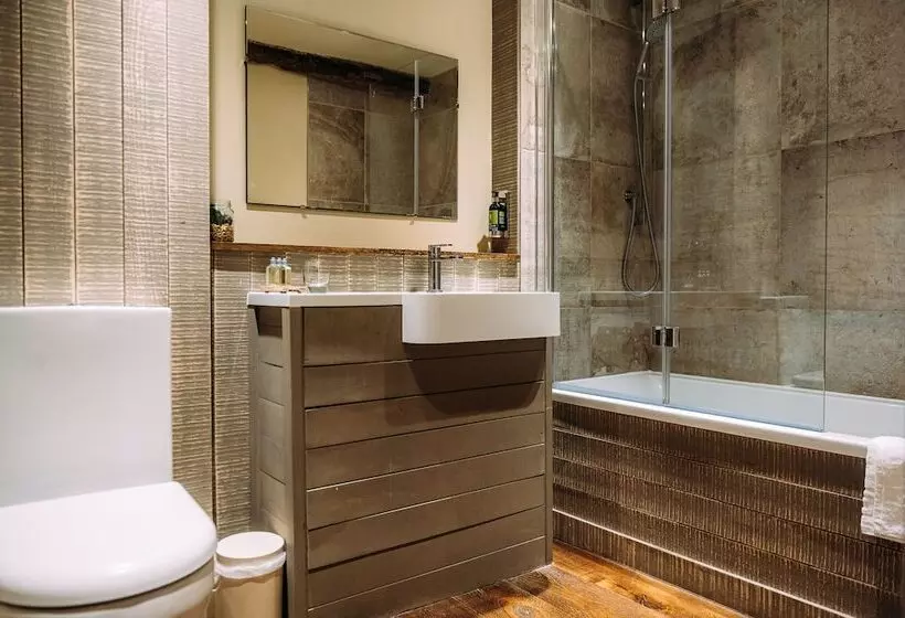 簡易ホテル Assherton Arms