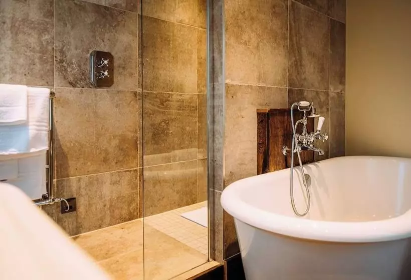 簡易ホテル Assherton Arms