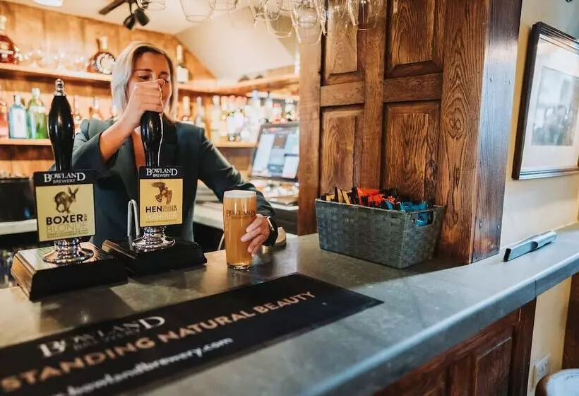 簡易ホテル Assherton Arms