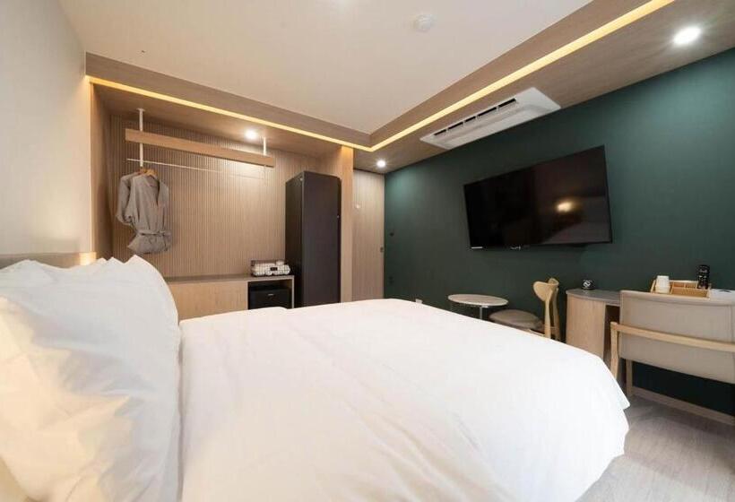Hound Hotel Gimhae Samgye