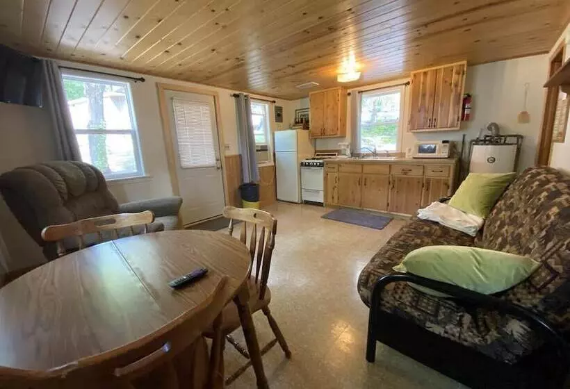 Lincolnwood Cabin 6