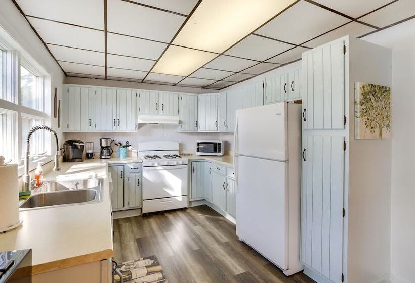 Sister Lakes Cottage W/ Dock & Grill!