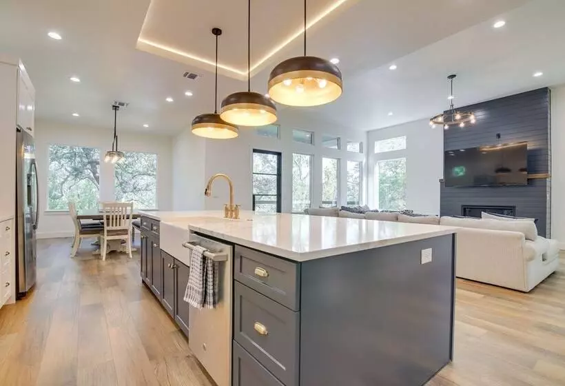 Modern Kingsland Home W/ River Access & Kayaks!