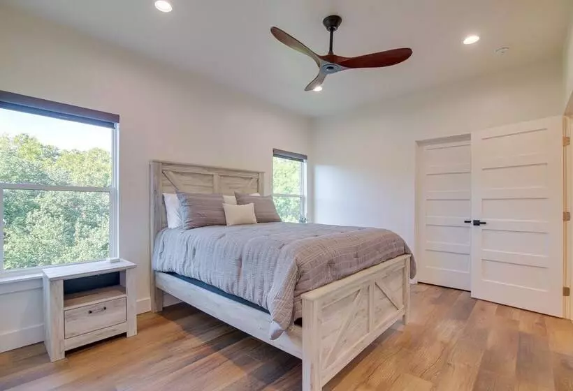 Modern Kingsland Home W/ River Access & Kayaks!