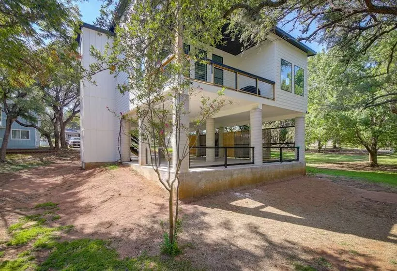 Modern Kingsland Home W/ River Access & Kayaks!