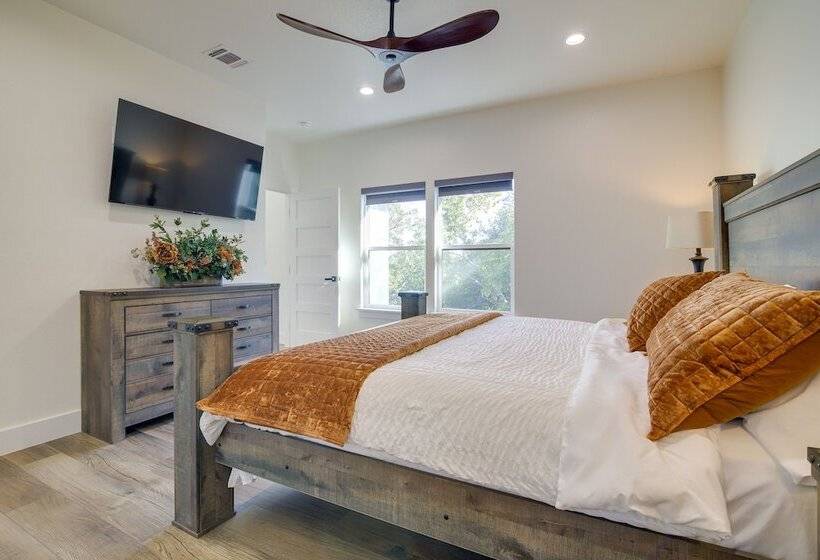 Modern Kingsland Home W/ River Access & Kayaks!