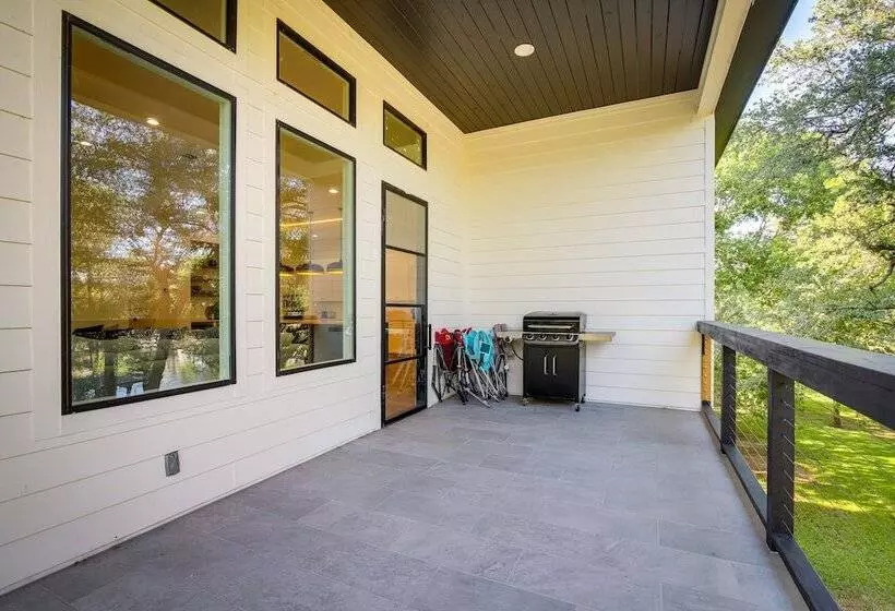 Modern Kingsland Home W/ River Access & Kayaks!