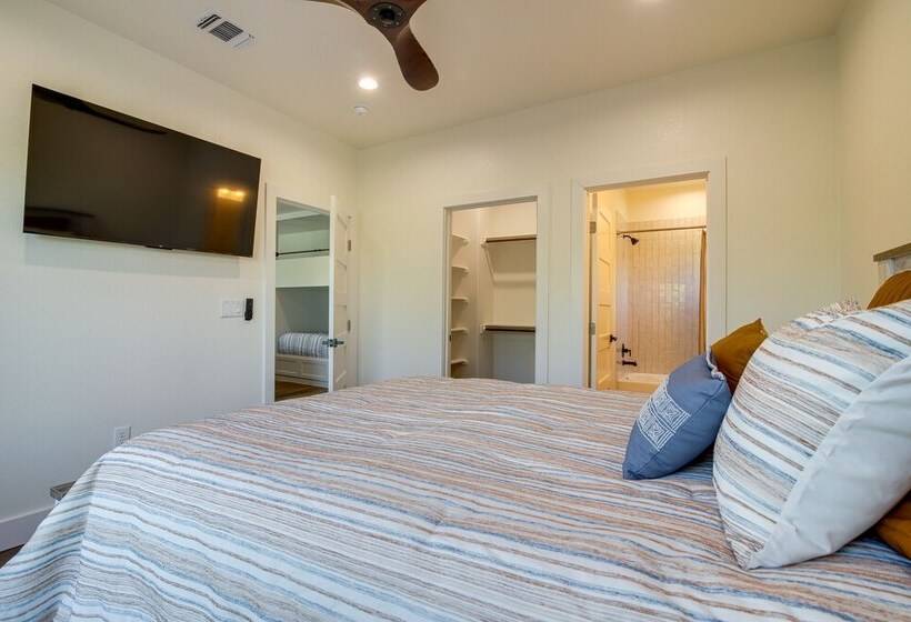 Modern Kingsland Home W/ River Access & Kayaks!