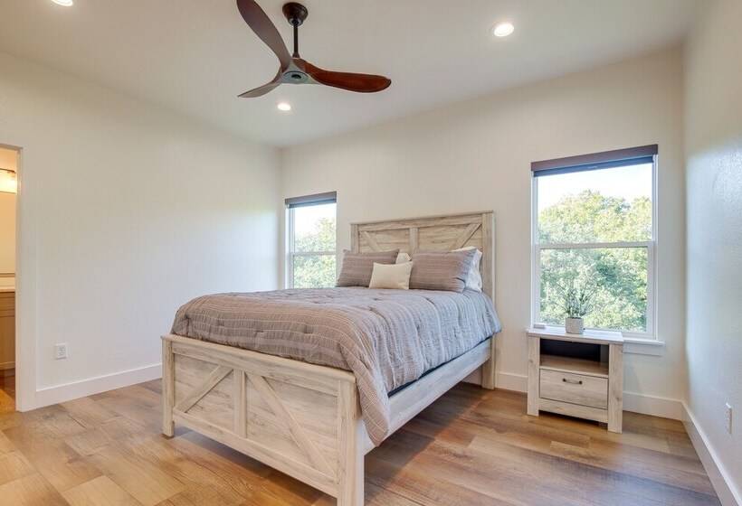 Modern Kingsland Home W/ River Access & Kayaks!