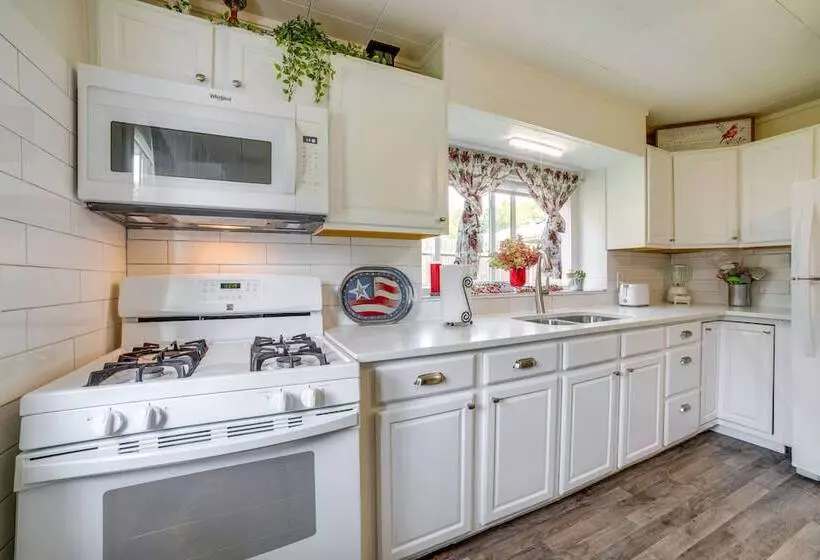 Private Plainfield Retreat W/ Gas Grill + Patio