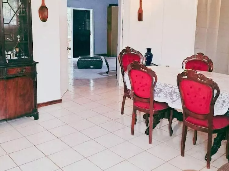 اقامتگاه Healing 3 Bed Retreat   Sleeps 4, Hot Tub & Pool