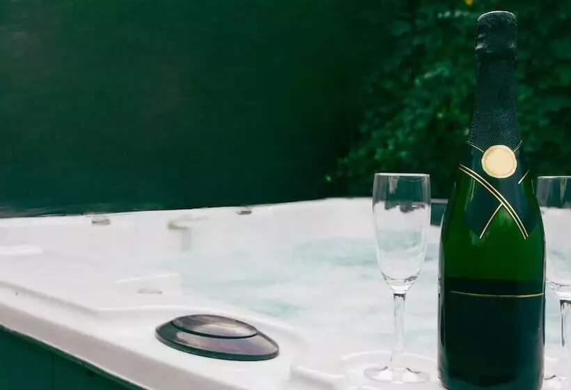 اقامتگاه Healing 3 Bed Retreat   Sleeps 4, Hot Tub & Pool