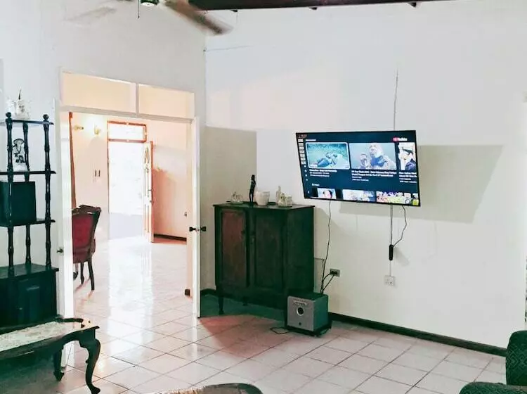 اقامتگاه Healing 3 Bed Retreat   Sleeps 4, Hot Tub & Pool