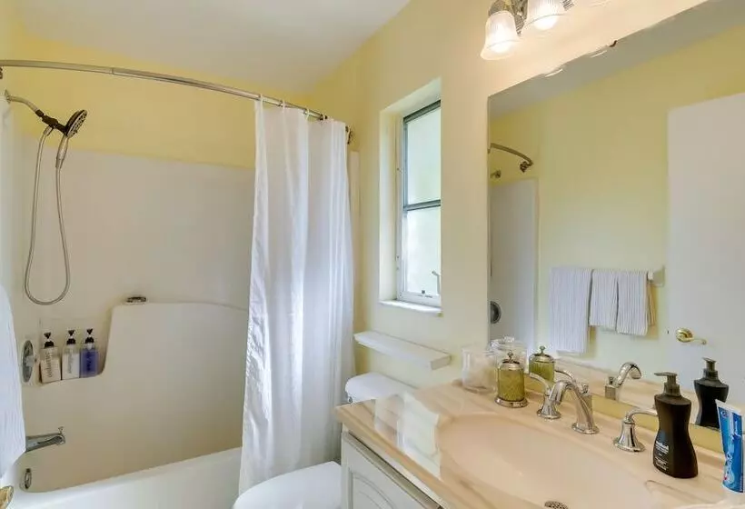 Tranquil Venice Escape W/ Private Backyard Oasis!