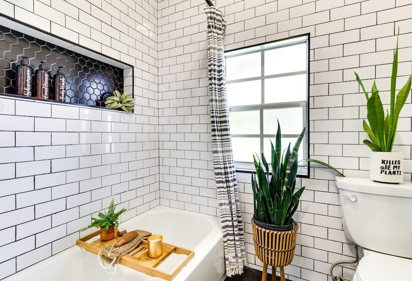 Fire Pit & Yard: Updated Winter Garden Home!