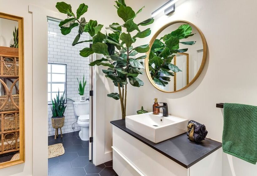 Fire Pit & Yard: Updated Winter Garden Home!