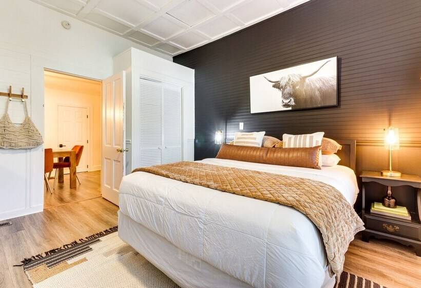 Fire Pit & Yard: Updated Winter Garden Home!