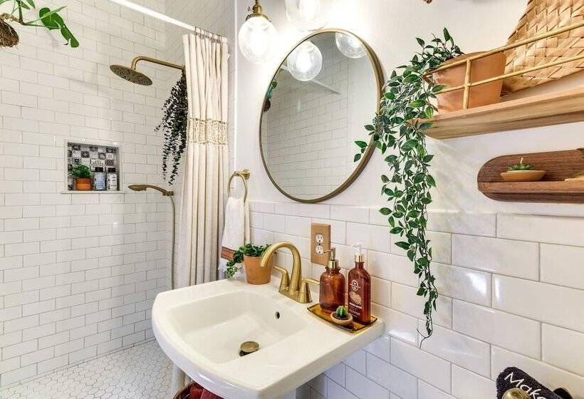 Fire Pit & Yard: Updated Winter Garden Home!