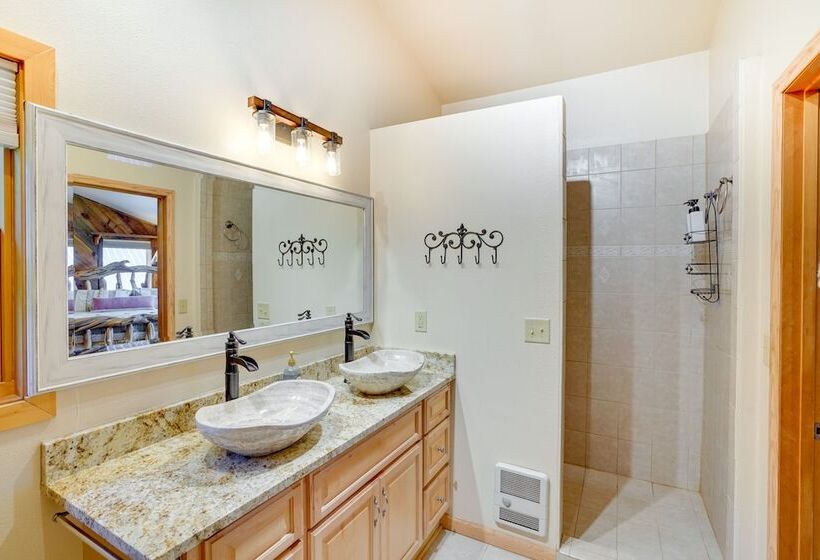 Waterfront Home W/ Hot Tub & Fire Pit In Sunriver!