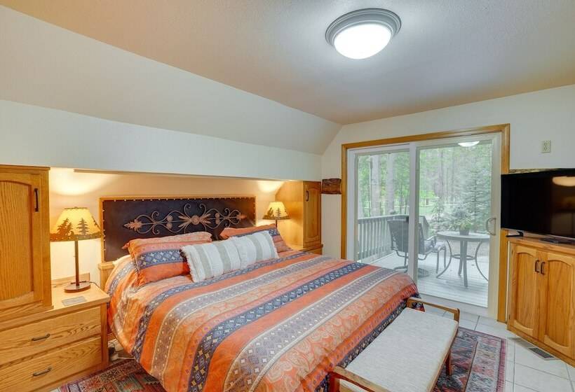 Waterfront Home W/ Hot Tub & Fire Pit In Sunriver!