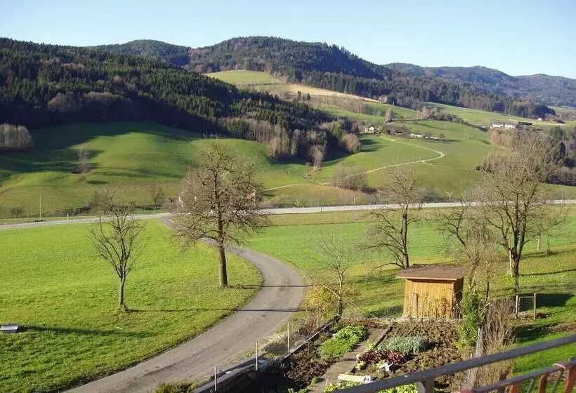 Hotelli Bauernhof Waira