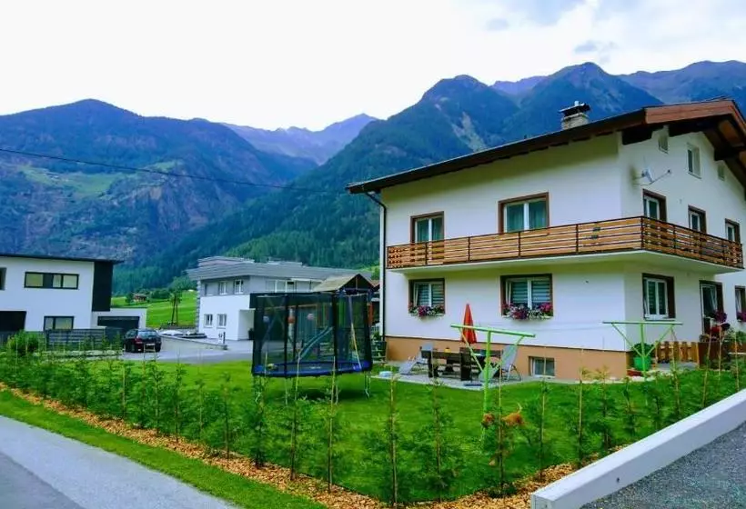 هتل Haus Attos