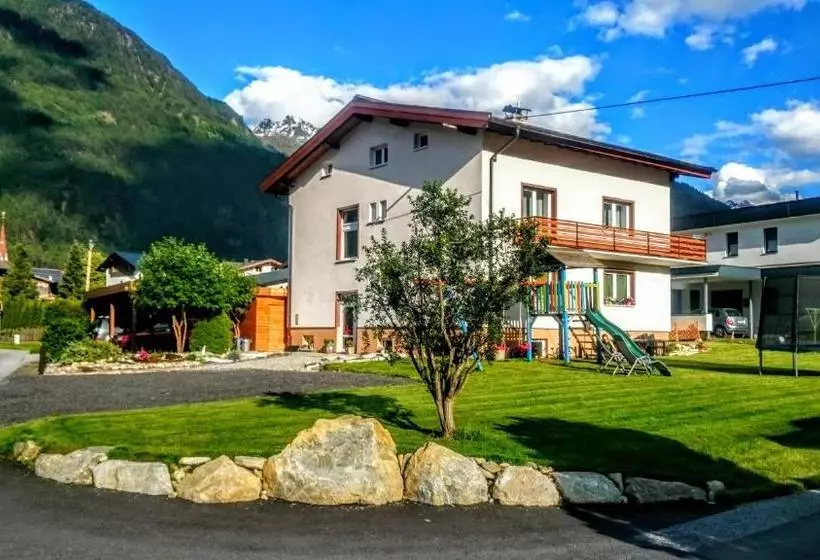 هتل Haus Attos