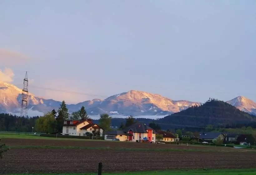 هتل Landhaus Noreia