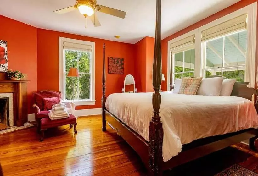 تختخواب و صبحانه Briar Rose Room At Camellia Rose Inn Downtown