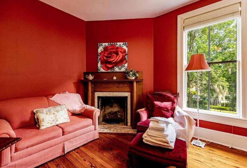 تختخواب و صبحانه Briar Rose Room At Camellia Rose Inn Downtown