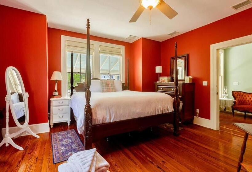 تختخواب و صبحانه Briar Rose Room At Camellia Rose Inn Downtown