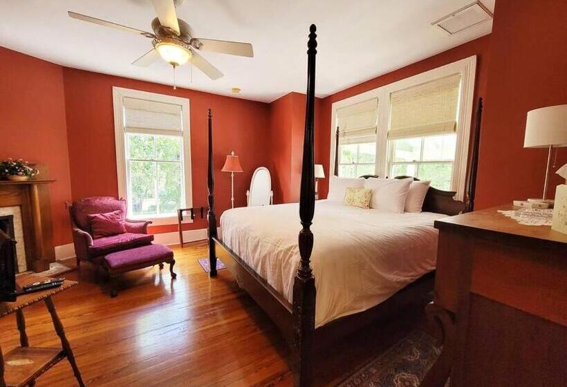 تختخواب و صبحانه Briar Rose Room At Camellia Rose Inn Downtown