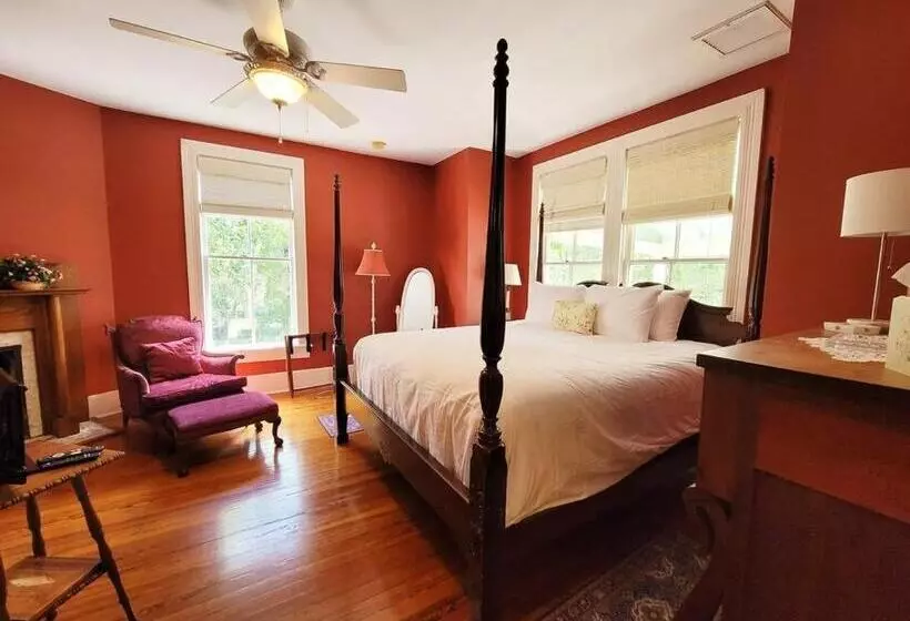 تختخواب و صبحانه Briar Rose Room At Camellia Rose Inn Downtown