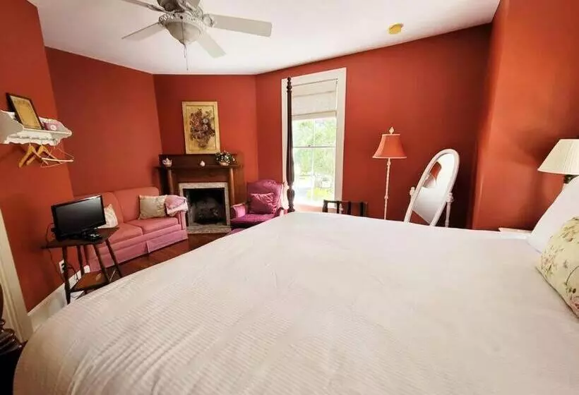 تختخواب و صبحانه Briar Rose Room At Camellia Rose Inn Downtown