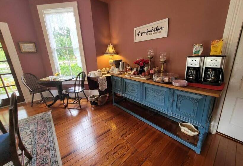 تختخواب و صبحانه Briar Rose Room At Camellia Rose Inn Downtown