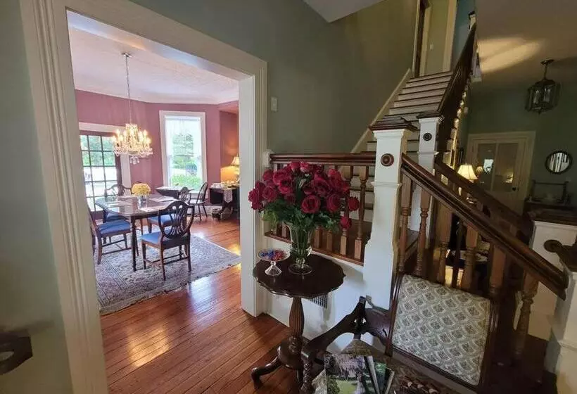 تختخواب و صبحانه Briar Rose Room At Camellia Rose Inn Downtown