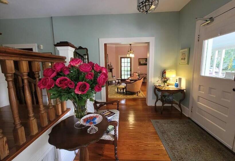 تختخواب و صبحانه Briar Rose Room At Camellia Rose Inn Downtown