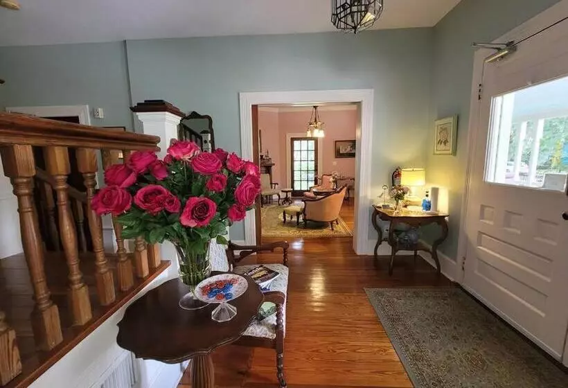 تختخواب و صبحانه Briar Rose Room At Camellia Rose Inn Downtown