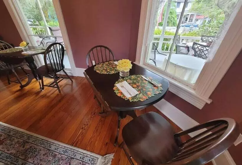 تختخواب و صبحانه Briar Rose Room At Camellia Rose Inn Downtown