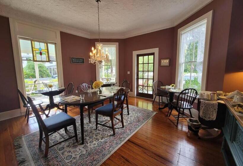 تختخواب و صبحانه Briar Rose Room At Camellia Rose Inn Downtown