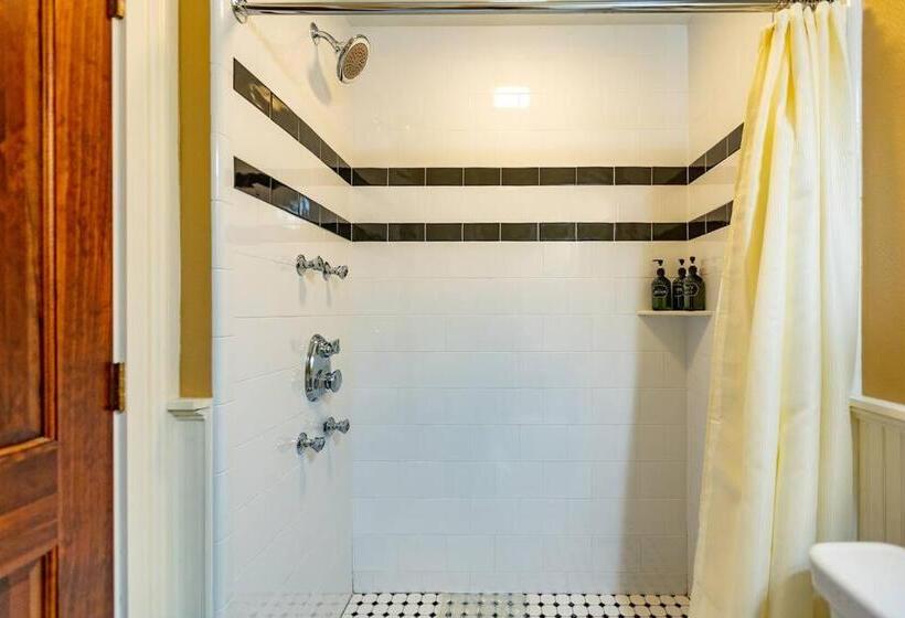 تختخواب و صبحانه Briar Rose Room At Camellia Rose Inn Downtown