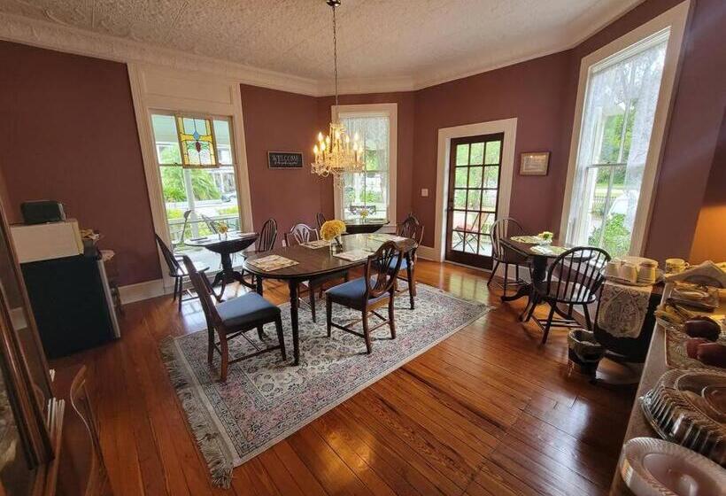 تختخواب و صبحانه Briar Rose Room At Camellia Rose Inn Downtown