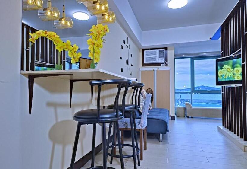 Near Terminal 3 Two Palmtree Villas Walking Distance Only