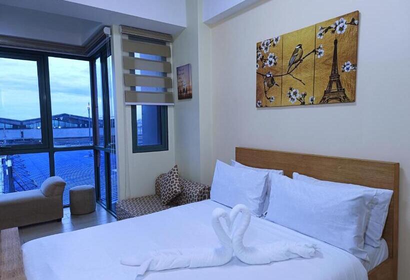 Near Terminal 3 Two Palmtree Villas Walking Distance Only