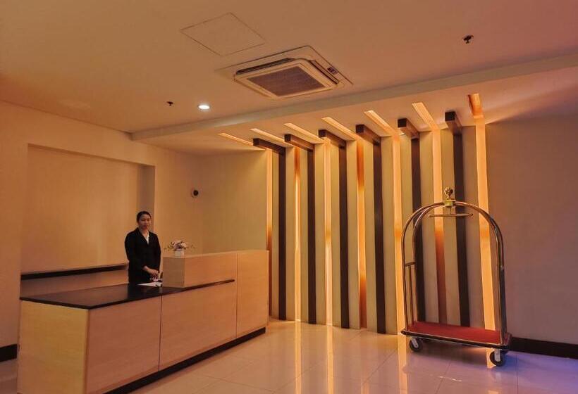 Near Terminal 3 Two Palmtree Villas Walking Distance Only