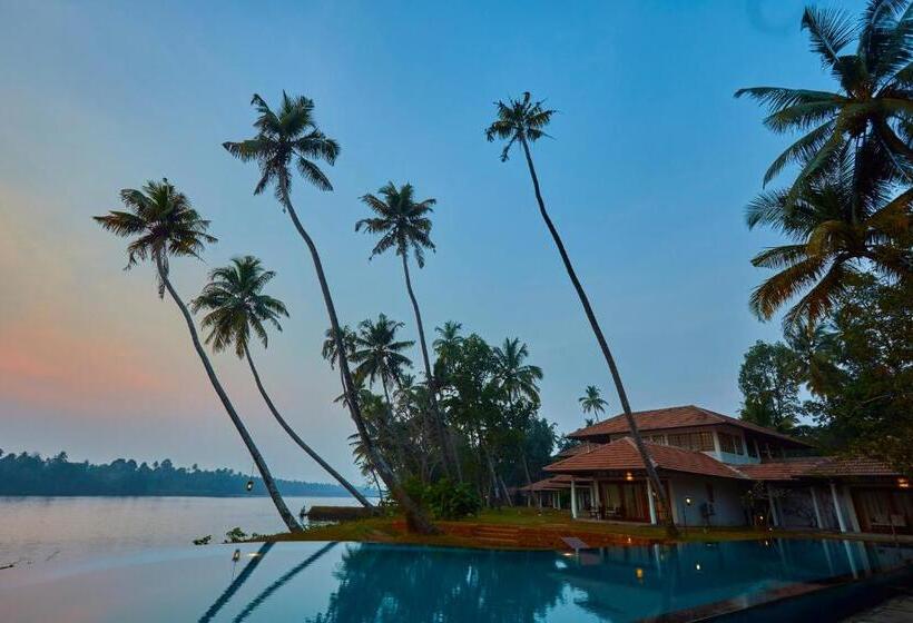 אתר נופש Cranganor History Café & Riverside Château