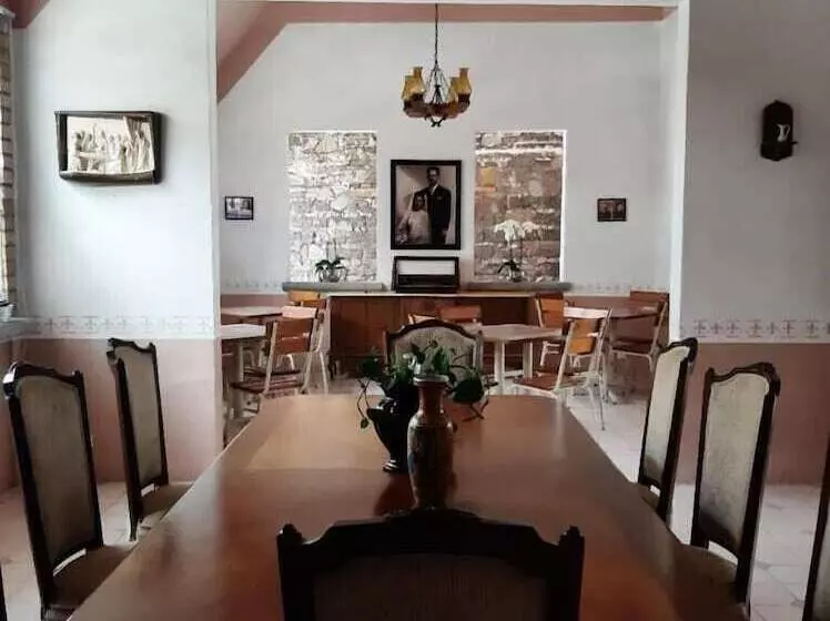 Los Abuelos Hostal