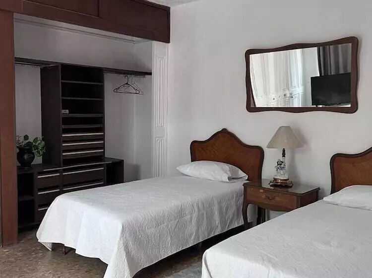 Los Abuelos Hostal